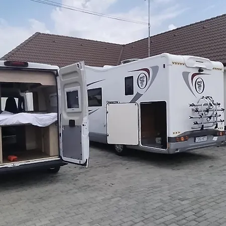 Lakoauto Berles Luxus Negykereken 2 Kastenwagen *