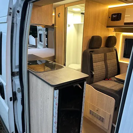 Lakoauto Berles Luxus Negykereken 2 Kastenwagen
